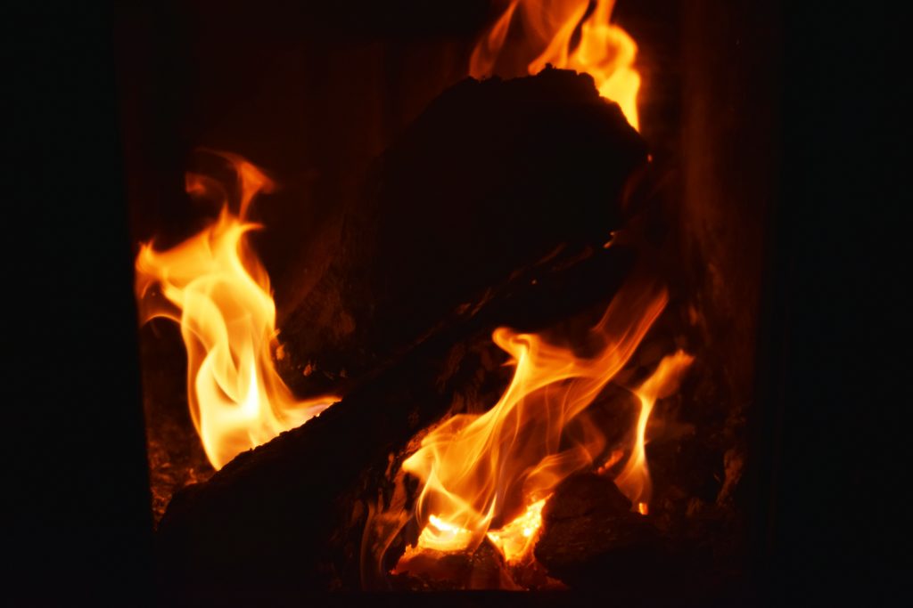 огън в камината